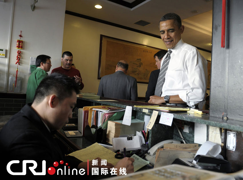 总统去附近的中餐馆买外卖盒饭。